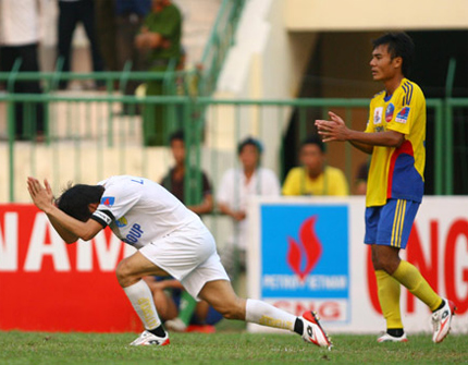 Công Vinh đã phải trả giá đắt vì hành vi vái lạy trọng tài.